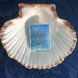 broche fil or paillette verte