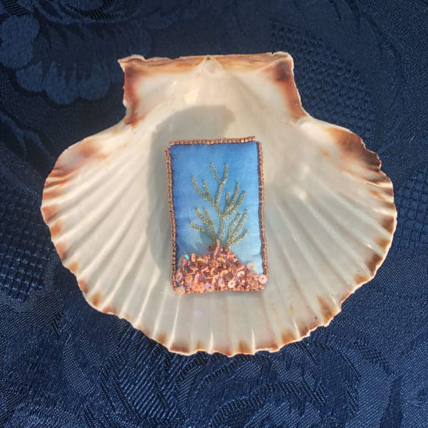 broche fil or point mousse